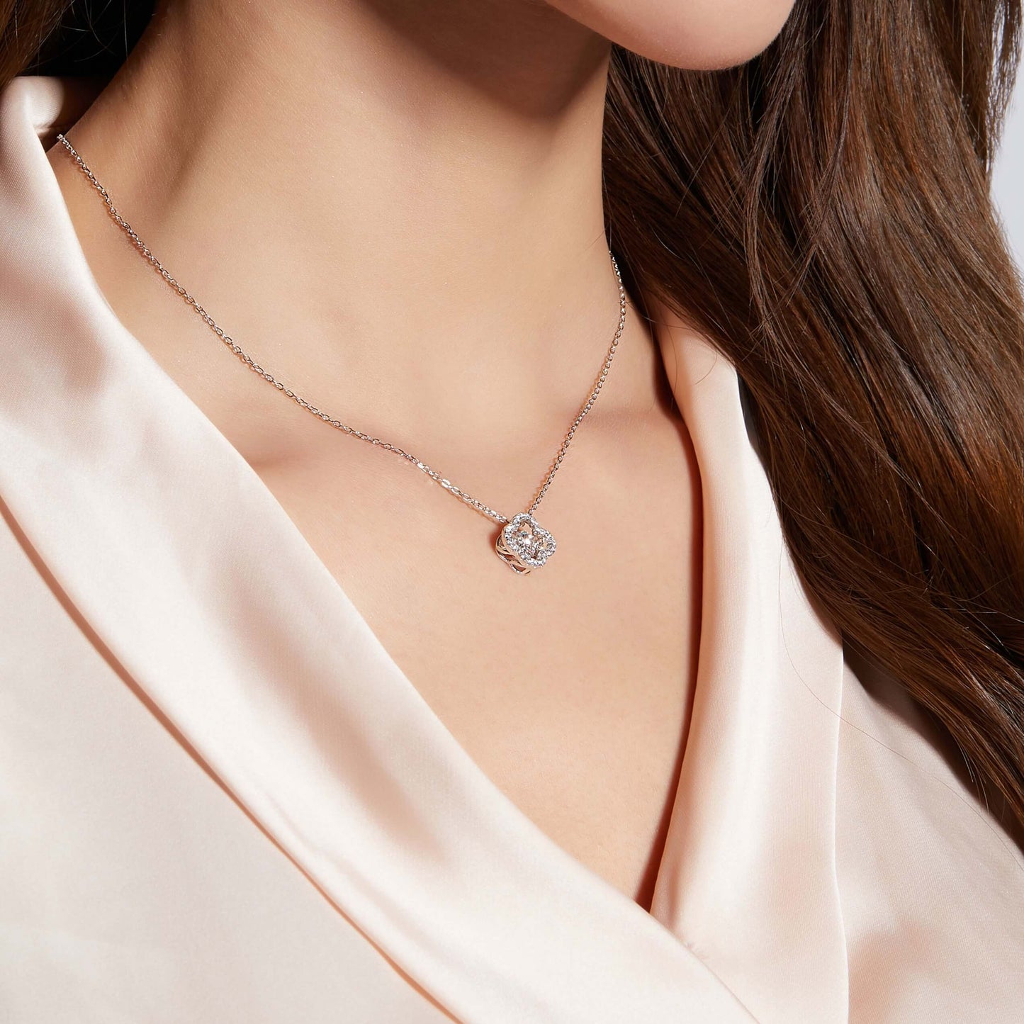 Blooming Grace – Sterling Silver Moissanite Clover Pendant Necklace